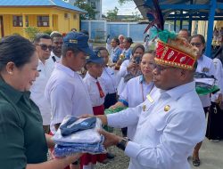 Walikota Sorong Mulai Bagikan Seragam Gratis