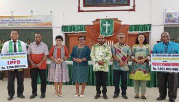 Pj Wali Kota Sorong Serahkan Bantuan Hibah Rp 2 Miliar untuk Panitia Pesparawi XIV