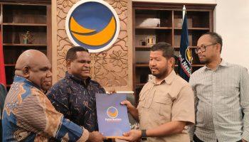 Pasangan Yeskiel Yesnath-Paulus Ajambuani Terima Rekomendasi dari NasDem, Dukungan Politik Terus Mengalir