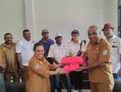 Forum Komunikasi Putra Putri Pepera Irian Barat 1969 Sumbang 500 Bendera ke Kesbangpol PBD