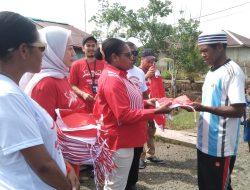 Tingkatkan Jiwa Nasionalisme, GERCIN PBD Bagi-bagi Bendera Merah Putih Kepada Warga OAP di Kota Sorong