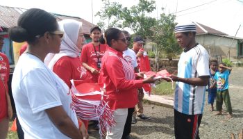 Tingkatkan Jiwa Nasionalisme, GERCIN PBD Bagi-bagi Bendera Merah Putih Kepada Warga OAP di Kota Sorong