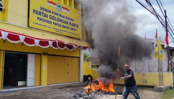 Lambert Jitmau Terancam Tak Dapat B1KWK, Massa Pendukung Bakar Ban Depan Kantor Golkar PBD