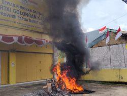 Lambert Jitmau Terancam Tak Dapat B1KWK, Massa Pendukung Bakar Ban Depan Kantor Golkar PBD