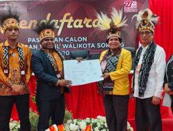 Daftar ke KPU Kota Sorong, Petronela Kambuaya-Hermanto Suaib Siap Bertarung di Pilwalkot Sorong 2024