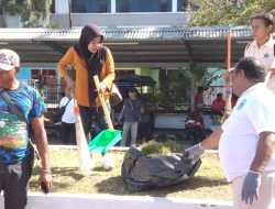 Galakkan Gerakan Bersih-bersih, Puluhan Honorer Daerah Gelar Kerja Bakti di Halaman Kantor Walikota Sorong
