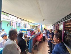 Prihatin, Istri Calon Wagub PBD Petrus Kasihiew Temui Warga Korban Banjir Kota Sorong