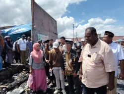 Berikan Bantuan Bagi Korban Musibah Kebakaran, Paslon ‘ESA’ Harap PKL Pasar Remu Segera Bangkit