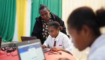 Kilang Kasim Bantu Fasilitasi Siswa-siswi Kampung Klayas Tempuh Ujian Nasional