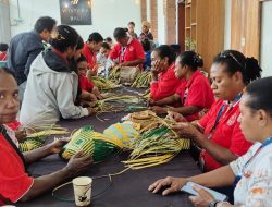 Mama-mama dari Papua Barat Daya Belajar Menganyam Bambu di Desa Tua Bali Utara