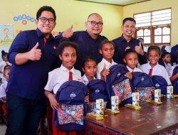 Telkomsel Salurkan Bantuan Tas Sekolah Hasil Penukaran 1 Juta Telkomsel Poin dan uCoin by U di Papua