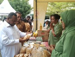 Warga Kota Sorong Padati Pasar Murah yang Digelar Korem 181/PVT Beserta Jajaran