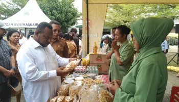 Warga Kota Sorong Padati Pasar Murah yang Digelar Korem 181/PVT Beserta Jajaran