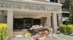 Baru Terjadi, Sampah Dihambur Depan Pintu Masuk Kantor Walikota Sorong