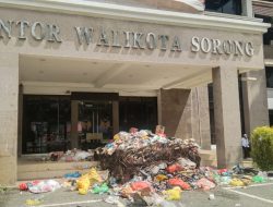Baru Terjadi, Sampah Dihambur Depan Pintu Masuk Kantor Walikota Sorong