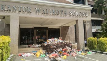 Baru Terjadi, Sampah Dihambur Depan Pintu Masuk Kantor Walikota Sorong