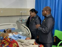 Besuk Warga yang Tertembak Saat Kericuhan, Wali Kota Sorong Berikan Sumbangan