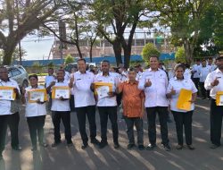 Kadis Absalom Solossa Serahkan Sertifikat Komputer Pada 29 ASN dan CPNS di Lingkup Dinas P2KP PBD
