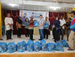 Rico Sia Salurkan 1500 Paket Bantuan Sembako Kepada Masyarakat di Kota Sorong