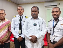 Gubernur Papua Barat Daya Serahkan Beasiswa Kepada 5 Pilot Orang Asli Papua