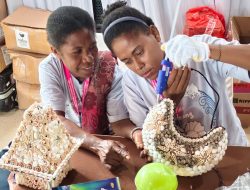 Pengrajin Bali Dorong Ibu-Ibu Raja Ampat Kembangkan Kerajinan Kerang Bernilai Ekonomi Tinggi
