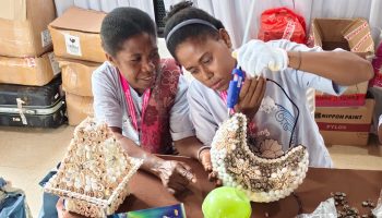 Pengrajin Bali Dorong Ibu-Ibu Raja Ampat Kembangkan Kerajinan Kerang Bernilai Ekonomi Tinggi