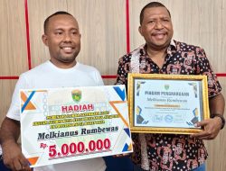 Ketua Panitia Serahkan Penghargaan, Logo Alumni Kota Studi Hollandia Papua Barat Daya Karya Anak Negeri