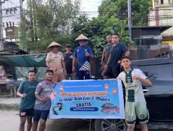 Wakapolda PBD Bagikan Lele dan Mujair sebagai Takjil untuk Warga Sorong