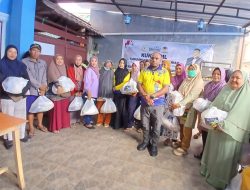 Rico Sia Salurkan 500 Paket Sembako untuk Kaum Dhuafa di Sorong Jelang Idulfitri