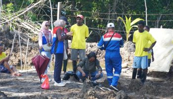 Pertamina RU VII Kasim Dorong Ekonomi Pesisir, Warga Wasingsan Dilatih Budidaya Udang Vaname