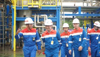 Direktur Pertamina Patra Niaga Tinjau Operasional Kilang Kasim dan Resmikan Fasilitas Perwira