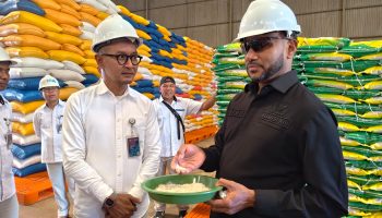Jaga Inflasi Papua Barat Daya, Yan Mandenas Turun Langsung Pantau Stok Pangan