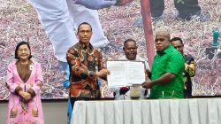 Bank Papua Serahkan Bantuan Pengelolaan Sampah, Dorong Sinergi Jaga Ekologi di Papua Barat Daya