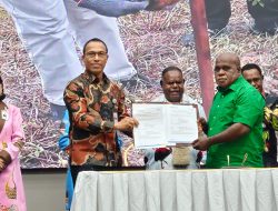 Bank Papua Serahkan Bantuan Pengelolaan Sampah, Dorong Sinergi Jaga Ekologi di Papua Barat Daya