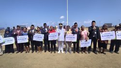 77.500 Keluarga Dijamin, Gubernur Elisa Kambu Serahkan Santunan BPJS Ketenagakerjaan di HUT RI ke-81