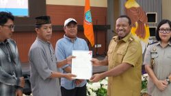 Wagub PBD Serahkan Sertifikat Tanah Wakaf, Tegaskan Aset Umat Harus Terlindungi