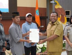 Wagub PBD Serahkan Sertifikat Tanah Wakaf, Tegaskan Aset Umat Harus Terlindungi