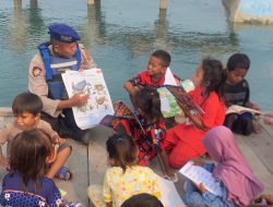 Kapal Patroli Disulap Jadi Perpustakaan Terapung, 65 Anak Pulau Raam Antusias Belajar
