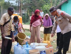 Polda Papua Barat Daya Salurkan Bantuan Air Bersih untuk Warga Warmon Kokoda