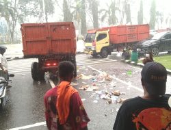 Dirumahkan Secara Sepihak, 121 Petugas Kebersihan Demo Bawa Tempat Sampah ke Kantor Walikota Sorong